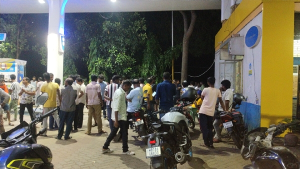গোঘাটের পেট্রোল পাম্পে বিক্ষোভ