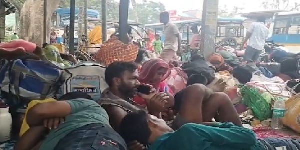 হাকিমপুরে জমায়েত শতাধিক বাংলাদেশির, ফিরে যাচ্ছে নিজ দেশে