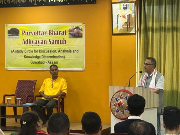 বক্তব্য পেশ করছেন বিশিষ্ট চিন্তাবিদ দিগন্তবিশ্ব শর্মা