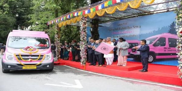 গ্যাংটকে ‘পিঙ্ক সিটি রানার’ বাস পরিষেবার সূচনা করলেন রাষ্ট্রপতি, মহিলারা পাবেন অর্ধেক ভাড়ায় সফরের সুযোগ