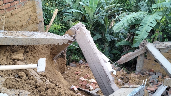 ভেঙে পড়ল স্টল