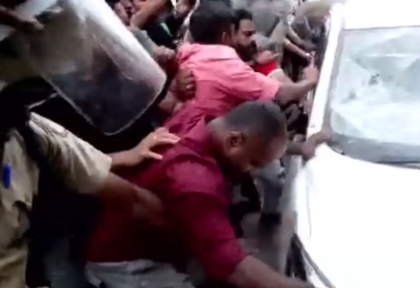 (আপডেট) বিজয়নের বাড়ির বাইরে ধুন্ধুমার, বিক্ষোভের মধ্যে বেরিয়ে এল ইডি