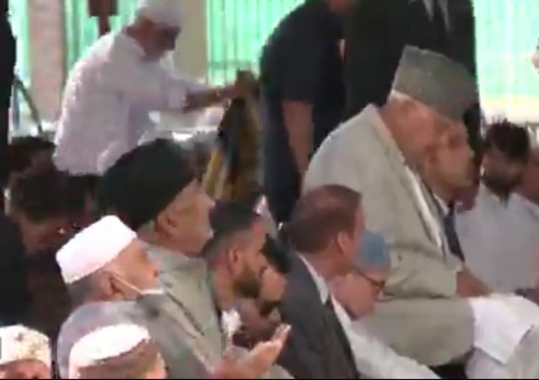 ঈদের নামাজ পাঠ ফারুকের, শুভেচ্ছা জানালেন উপ-রাজ্যপাল