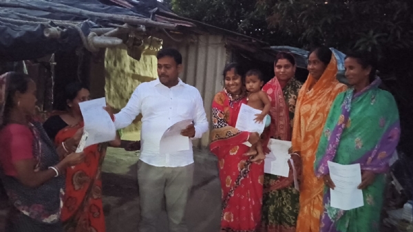 বাড়িতে বাড়িতে অন্নপূর্ণা ভাণ্ডারের ফ্রম দিচ্ছেন বিধায়ক বাড়িতে বাড়িতে অন্নপূর্ণা ভাণ্ডারের ফ্রম দিচ্ছেন বিধায়ক
