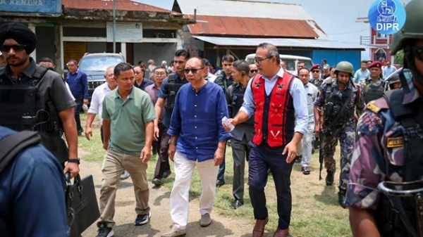 কাঙপোকপির মাখান ব্যাপ্টিস্ট চার্চে স্থাপিত ত্রাণ শিবির পরিদর্শনে মুখ্যমন্ত্রী ইউমনাম খেমচাঁদ সিং
