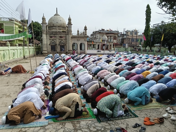 মসজিদে নামাজ আদায়