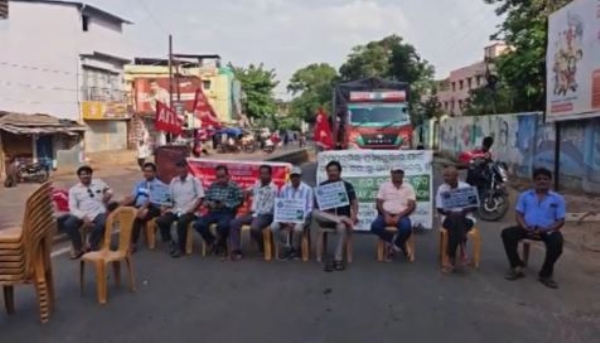 জয়পুরে ১২ ঘণ্টার বন্ধ, বন্ধ পেপার মিল চালুর দাবিতে জনজীবন বিপর্যস্ত