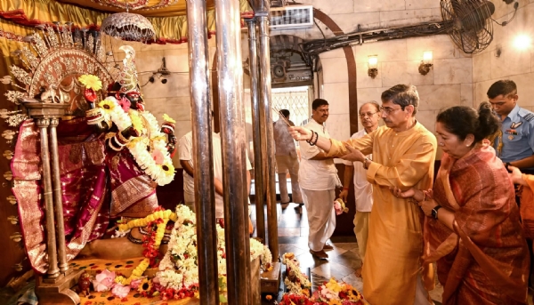 ভবতারিণী মন্দিরে পুজো দিতে রাজ্যপাল সস্ত্রীক