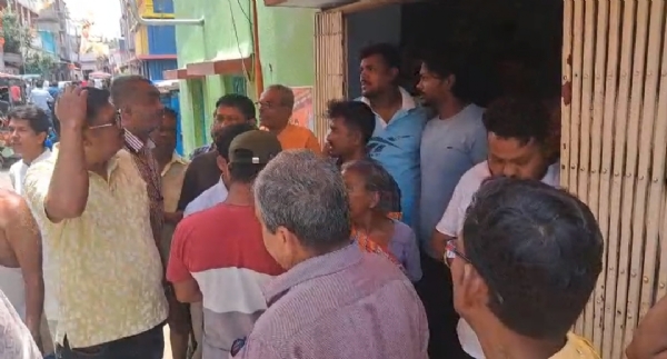 বিজেপি নেতার বাড়িতে