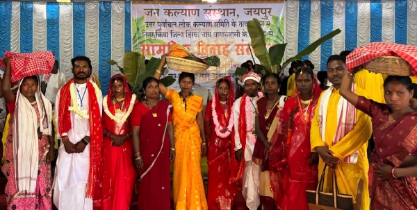এক ফ্রেমে নব দম্পতির একাংশ