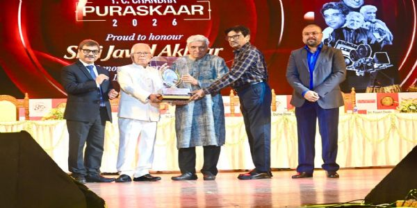 জাভেদ আখতারকে সংবর্ধনা জ্ঞাপন পিসি চন্দ্র গোষ্ঠীর