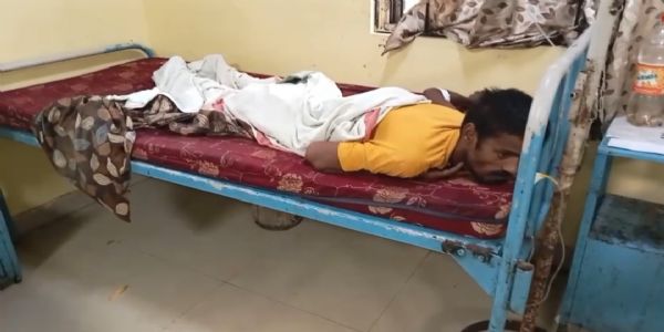 গরম তেলের কড়াইয়ে পড়ে আহত শ্রমিক, ১৬ দিন স্টেশনে অসহায়—অবশেষে হাসপাতালে ভর্তি