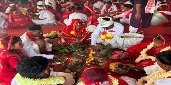 মার্ঘেরিটায় ১২৭ জোড়া দম্পতির গণবিবাহ, বৈদিক মন্ত্রোচ্চারণে মুখরিত ডিরক চা বাগান