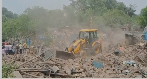 রেলের জমিতে ফের চলল বুলডোজার