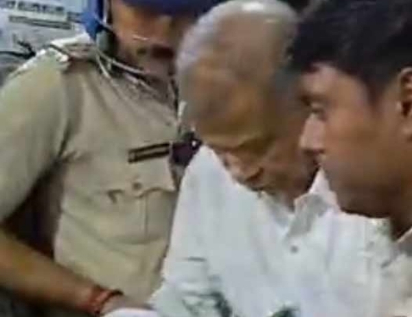 নবদ্বীপ পুরসভার চেয়ারম্যান আটক, তুমুল বিক্ষোভ স্থানীয়দের