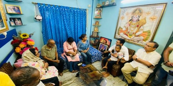 ভোট-পরবর্তী হিংসায় নিহতের পরিবারের সঙ্গে সাক্ষাৎ অভিষেকের