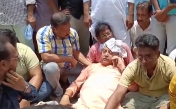 বিক্ষোভের মুখে কল্যাণ, ঢিল লেগে মাথায় চোট পেয়ে পড়ে গেলেন সাংসদ