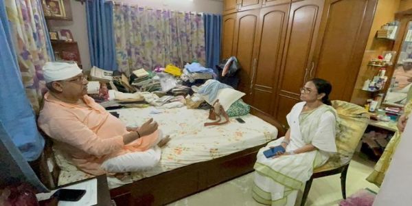 কল্যাণের বাড়িতে মমতা, দলীয় সাংসদের স্বাস্থ্যের খোঁজ নিলেন দলনেত্রী