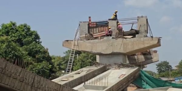 গুজরাটের আনন্দে ভেঙে পড়ল নির্মাণাধীন রেল ওভারব্রিজ, শুরু তদন্ত