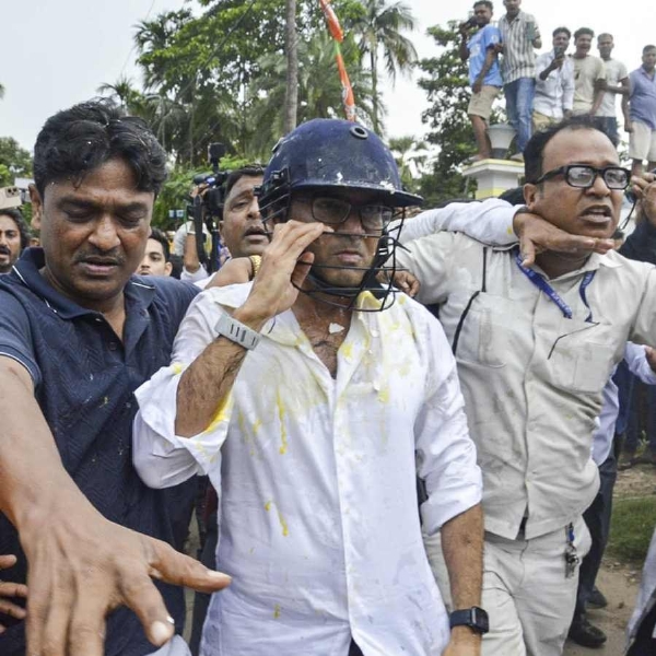 অভিষেককে হেনস্থার ঘটনায় পাকড়াও ৫ অভিযুক্ত অভিষেককে হেনস্থার ঘটনায় পাকড়াও ৫ অভিযুক্ত