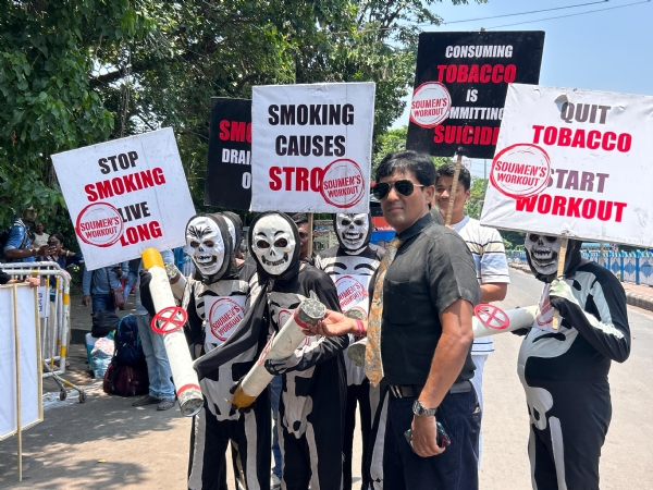 ড্রাগ মিছিলে কলকাতা শহরে