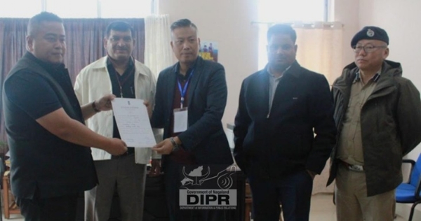 কোরিডাঙের বিজেপির বিজয়ী-প্রার্থী দাওচিয়ের আই ইমচেনের হাতে সার্টিফিকেট তুলে দেওয়ার দৃশ্য