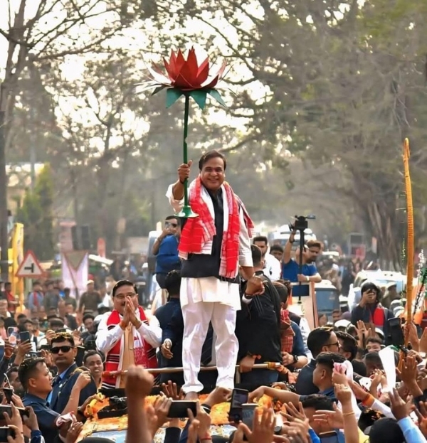 পদ্ম হাতে মুখ্যমন্ত্রী ড. হিমন্তবিশ্ব শর্মা