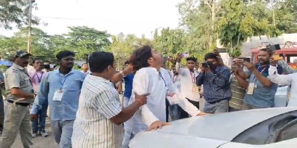 বর্ধমানে গণনা কেন্দ্রের ভিতরে উত্তেজনা, মারধরে জখম তৃণমূল যুব নেতা