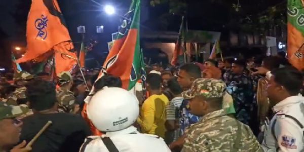 শিবপুরে গণনা কেন্দ্রের বাইরে উত্তেজনা, পরিস্থিতি সামলাতে লাঠি উঁচিয়ে কেন্দ্রীয় বাহিনীর তৎপরতা