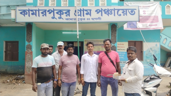 কামারপুকুর পঞ্চায়েতে বিজেপির মিষ্টি বিতরণ