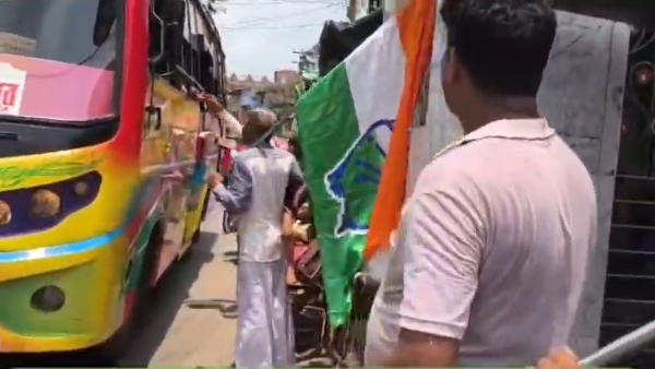 কংগ্রেসের লাড্ডু বিলি