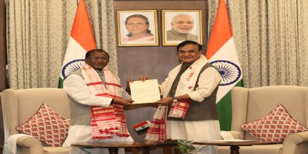 মুখ্যমন্ত্রী পদে ইস্তফা হিমন্তবিশ্ব শর্মার, রাজ্যপালের হাতে তুলে দিলেন পদত্যগপত্ৰ