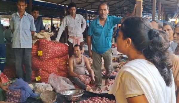 কামারপুকুর বাজারে বিজেপি নেত্রী দোলন দাস