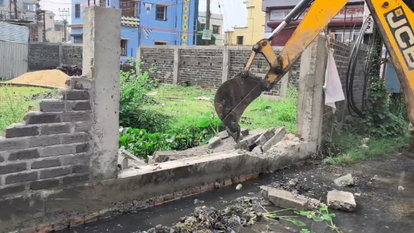 আরামবাগে চলছে বুলডোজার