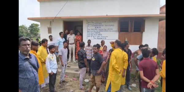 শিশুদের মেয়াদ উত্তীর্ণ ওষুধ দেওয়ার অভিযোগ, খানাকুলে আইসিডিএস কেন্দ্রে চরম উত্তেজনা