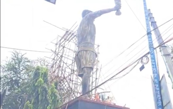 লেকটাউনের মোড়ে বিপজ্জনক অবস্থায় মেসির মূর্তি, নামানোর প্রক্রিয়া শুরু