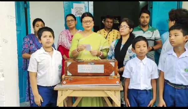 স্কুলে সমবেত কণ্ঠে ‘বন্দে মাতরম’ গানের