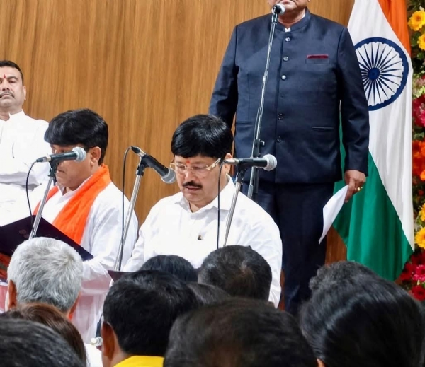 ক্যাবিনেট মন্ত্রী পদে শপথ গ্রহণ অনুষ্ঠানের দৃশ্য