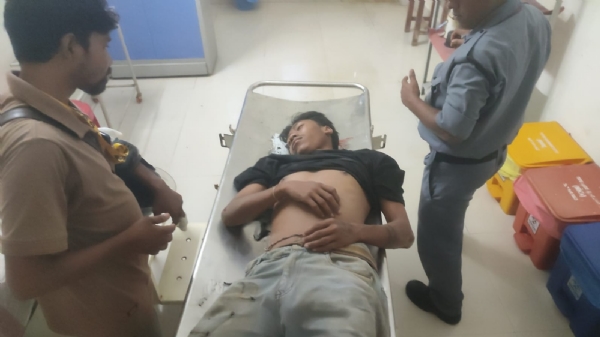 গুরুতর আহত এক যুবক