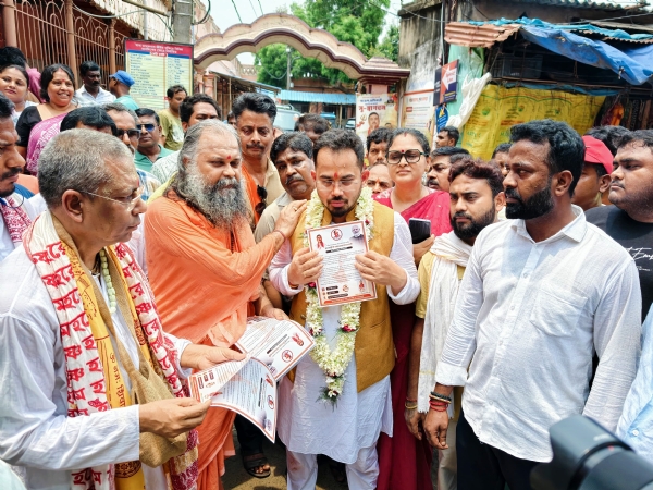 সভার আমন্ত্রন পত্র দিচ্ছেন বিধায়ক সন্তু পান