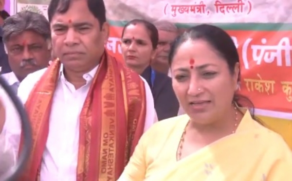 মোদীর মাইলফলকে মন্দিরে পূজার্চনা রেখা গুপ্তার