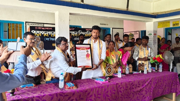 প্রতাপনগর রমণী মোহন বিদ্যানিকেতনের সম্বর্ধনা হেমন্ত বাগকে