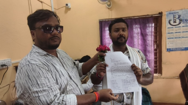 গোলাপ ফুল দিয়ে প্রতিবাদ