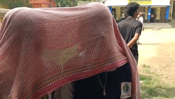 ছাত্রীরা সংবাদ মাধ্যমের মুখোমুখি