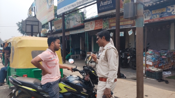 হেলমেট বিহীন মোটরবাইকে কঠোর গোঘাট পুলিশ
