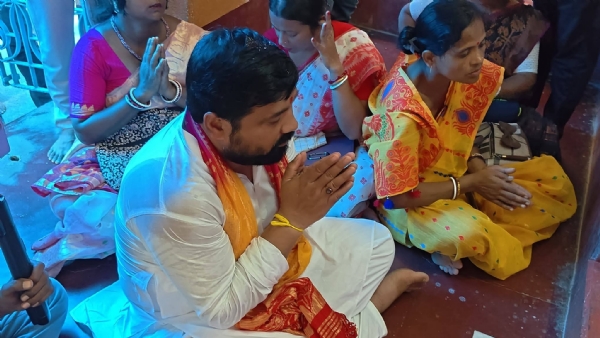 পুজো দিচ্ছেন বিমান ঘোষ