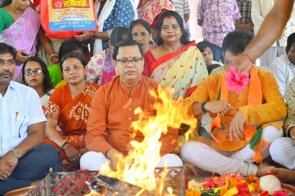 কালীবাড়িতে মন্ত্রী টিংকু রায় কালীবাড়িতে মন্ত্রী টিংকু রায়