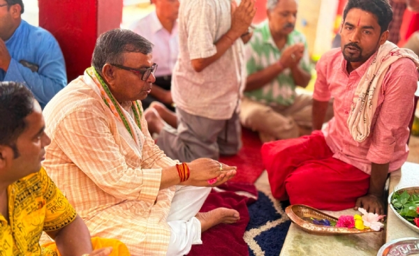 পূজা দিলেন মন্ত্রী রতনলাল নাথ