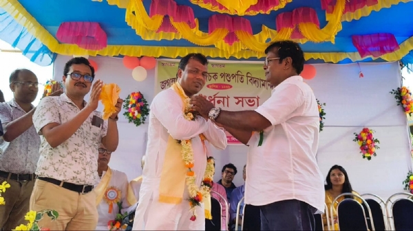 বিদ্যালয়ের সমবর্ধনা বিধায়ককে