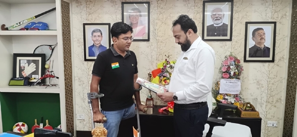 ক্রীড়া ও যুবকল্যাণ মন্ত্রী ডা. ইন্দ্রনীল খান অফিসে ক্রীড়া ও যুবকল্যাণ মন্ত্রী ডা. ইন্দ্রনীল খান অফিসে